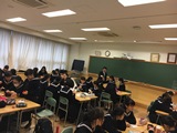 生活班に分かれて作業します