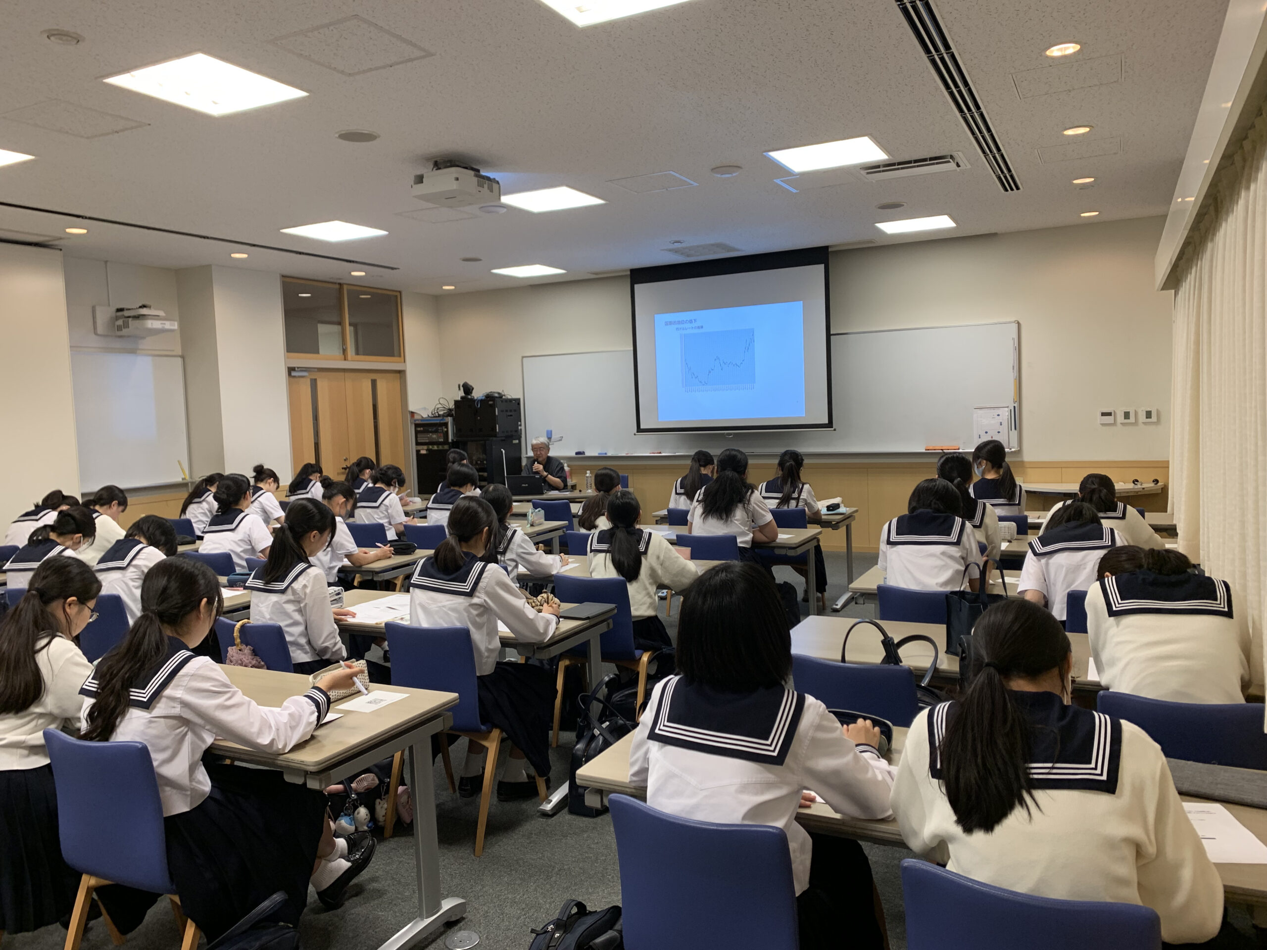 大学教員・研究者などによる講義