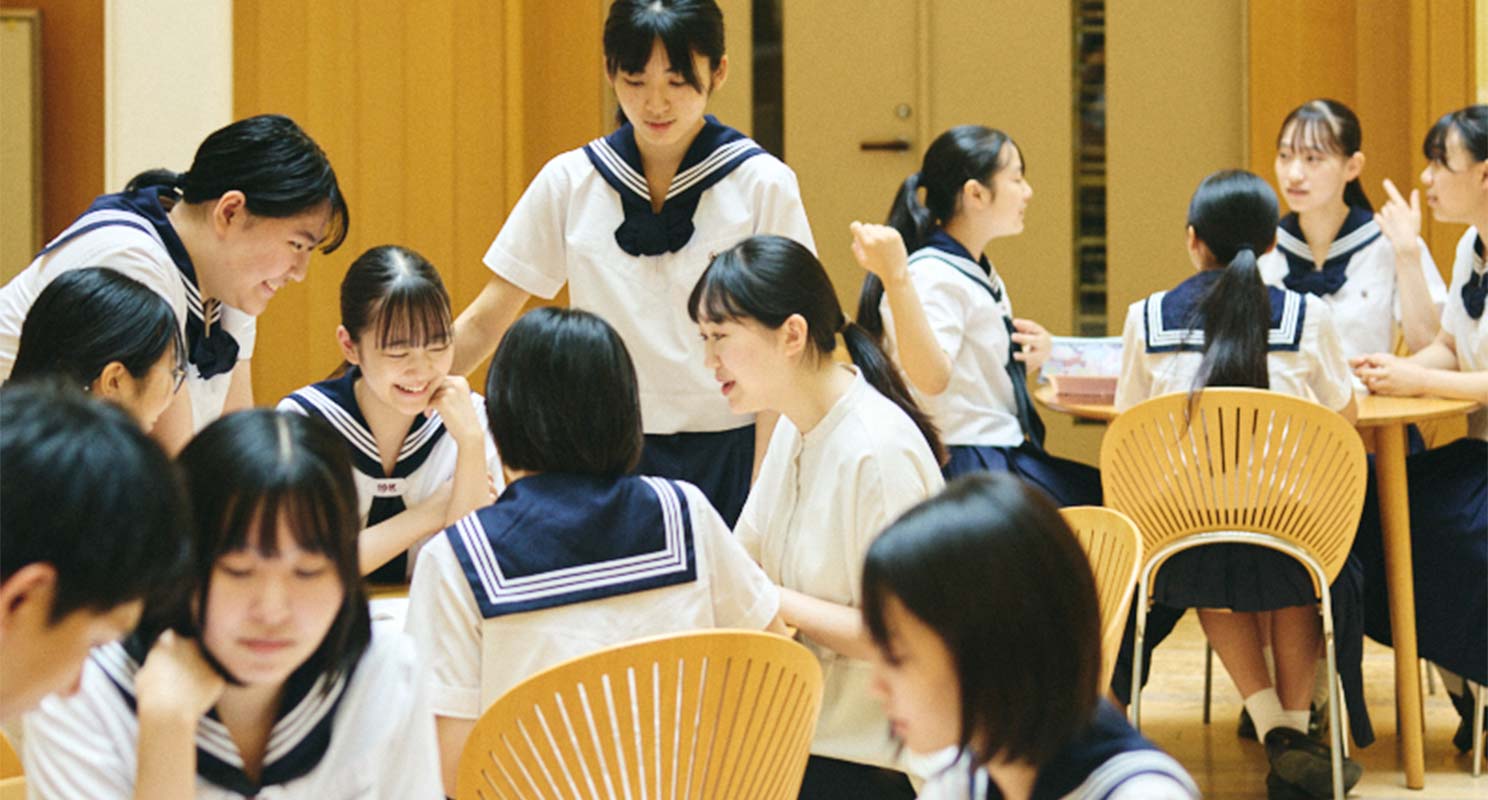 職員室の前にはイスとテーブルを