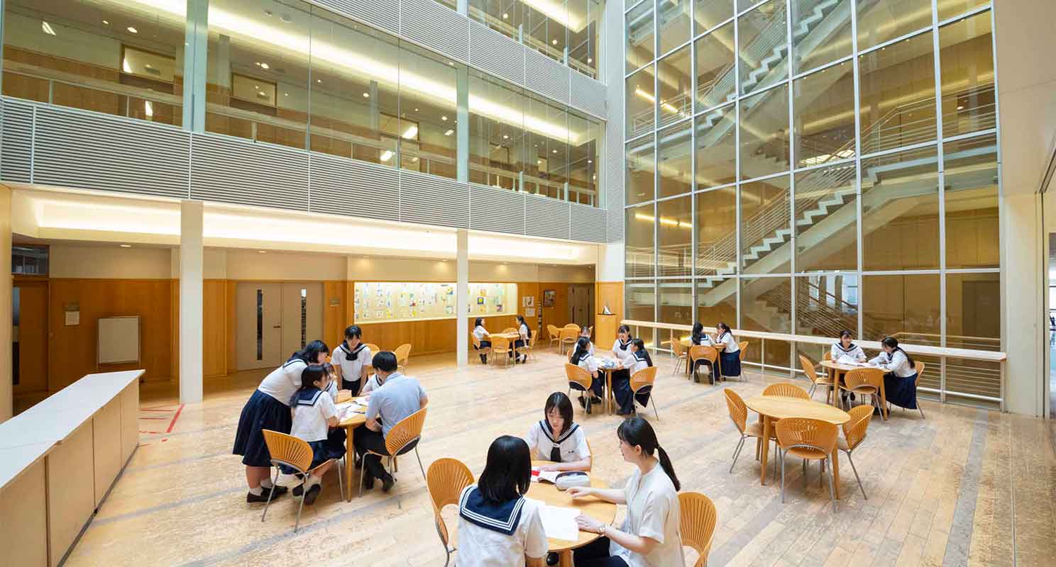 職員室の前にはイスとテーブルを