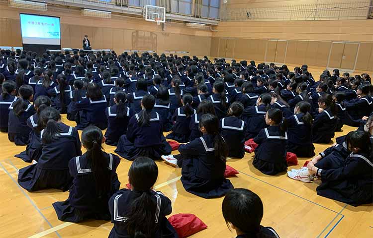中学３年学年集会(進路学習について)