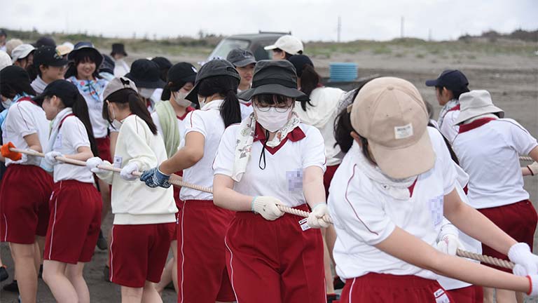 中２遠足（九十九里浜にて地引網）